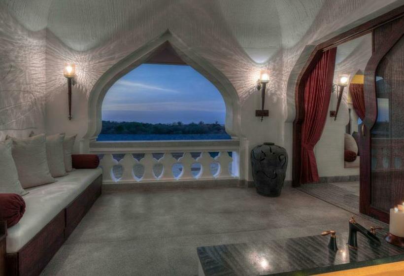 سوییت لوکس, Evolve Back, Hampi