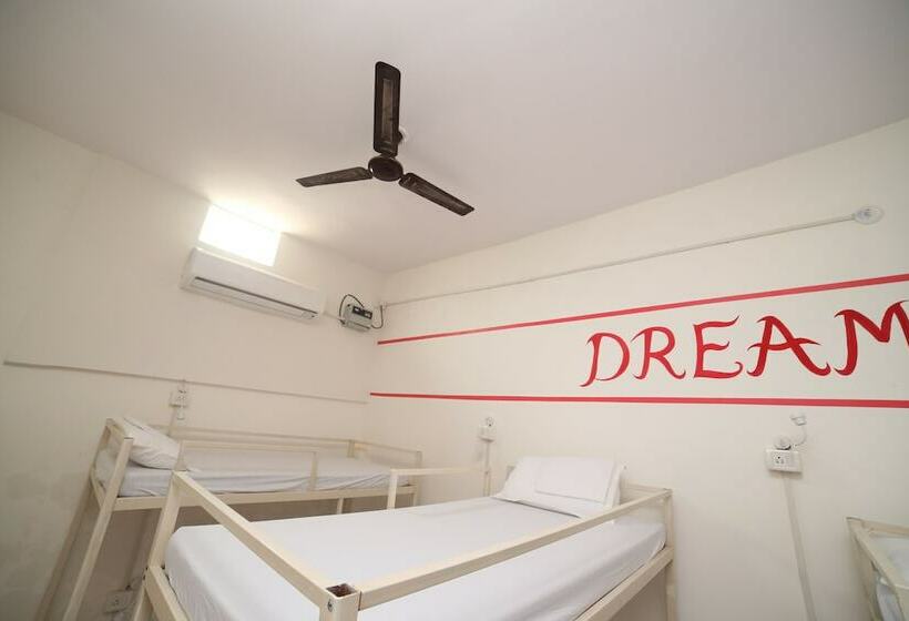 共用房间的床, Roadhouse Hostel Varanasi