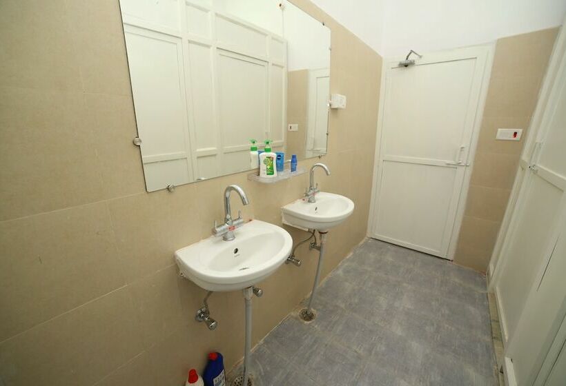 共用房间的床, Roadhouse Hostel Varanasi