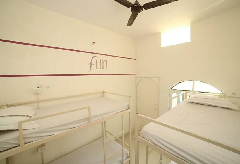 共用房间的床, Roadhouse Hostel Varanasi