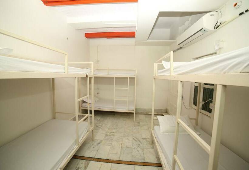 共用房间的床, Roadhouse Hostel Varanasi