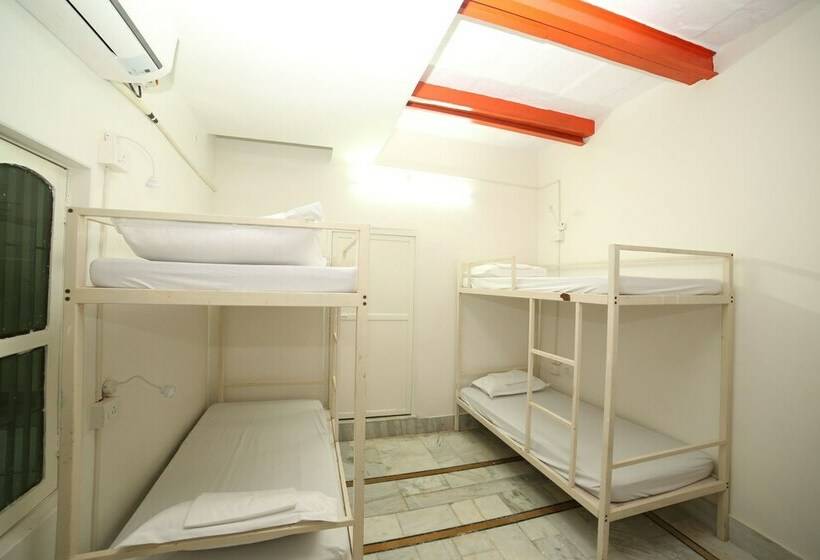 共用房间的床, Roadhouse Hostel Varanasi