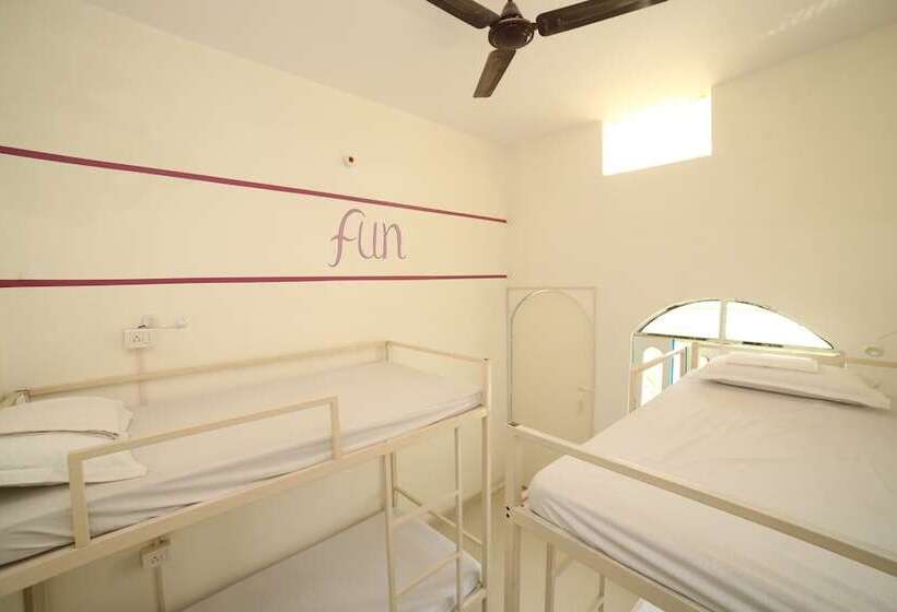 共用房间的床, Roadhouse Hostel Varanasi