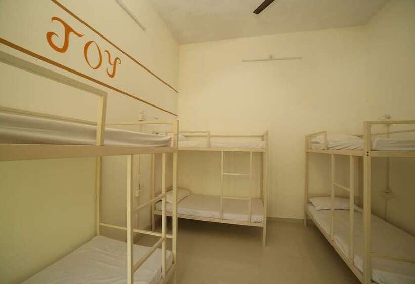 共用房间的床, Roadhouse Hostel Varanasi