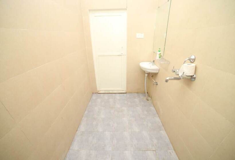 共用房间的床, Roadhouse Hostel Varanasi