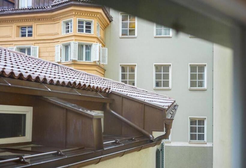 استودیوی استاندارد, Feichter Hotel & Bistro