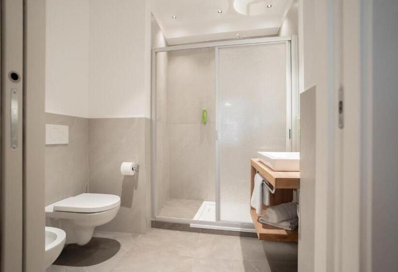 استودیوی استاندارد, Feichter Hotel & Bistro