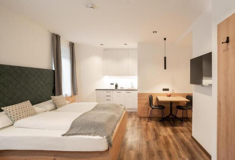 استودیوی استاندارد, Feichter Hotel & Bistro