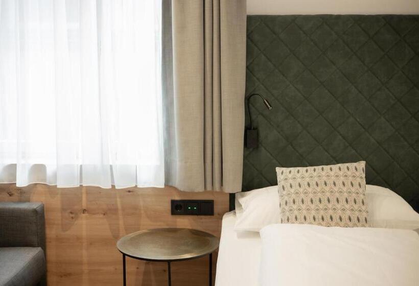 استودیوی استاندارد, Feichter Hotel & Bistro