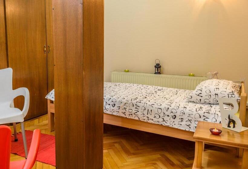 اتاق استاندارد یک تخته با سرویس بهداشتی مشترک, Hostel White Town