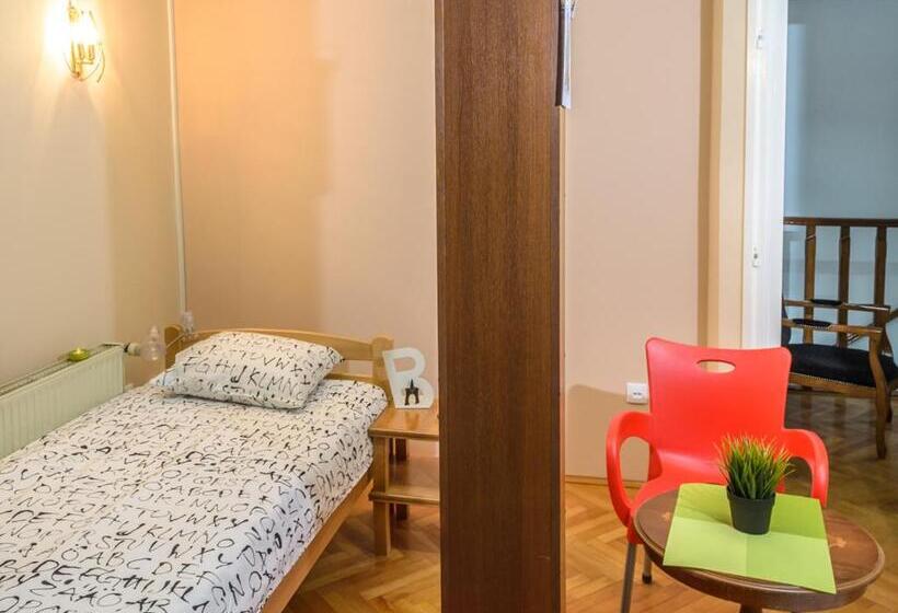 اتاق استاندارد یک تخته با سرویس بهداشتی مشترک, Hostel White Town