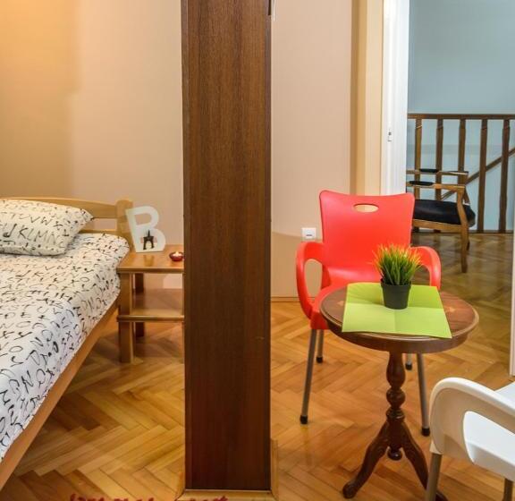 اتاق استاندارد یک تخته با سرویس بهداشتی مشترک, Hostel White Town