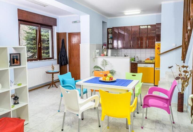 اتاق استاندارد سه تخته با سرویس بهداشتی مشترک, Hostel White Town