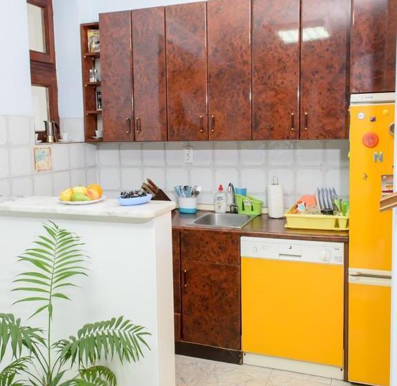 اتاق استاندارد سه تخته با سرویس بهداشتی مشترک, Hostel White Town