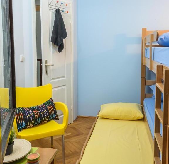 اتاق استاندارد سه تخته با سرویس بهداشتی مشترک, Hostel White Town