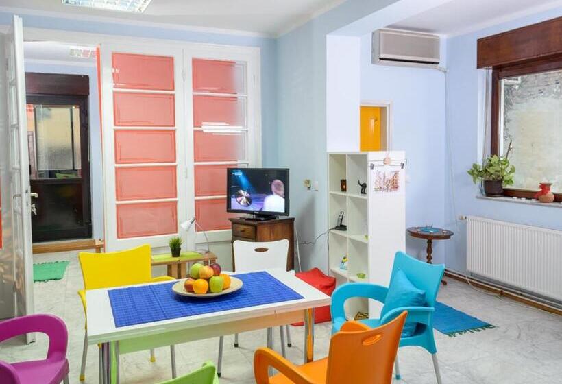 اتاق استاندارد سه تخته با سرویس بهداشتی مشترک, Hostel White Town