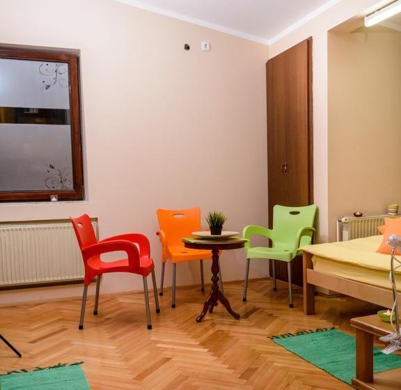 اتاق خانوادگی با سرویس بهداشتی مشترک, Hostel White Town