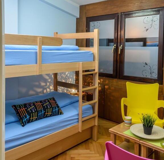 اتاق استاندارد سه تخته با سرویس بهداشتی مشترک, Hostel White Town