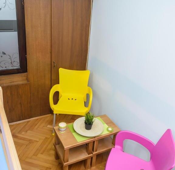 اتاق استاندارد سه تخته با سرویس بهداشتی مشترک, Hostel White Town