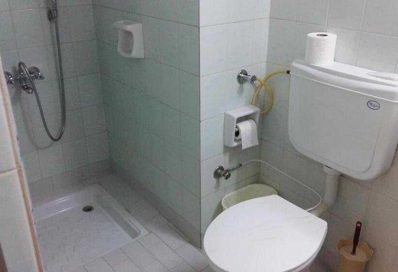 اتاق اکونومی یک تخته, Cesmeli