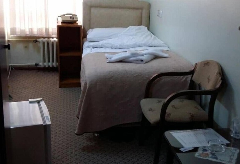 اتاق استاندارد سه نفره, Cesmeli