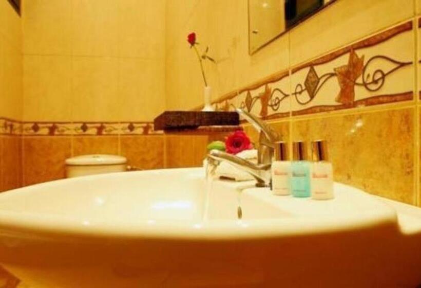 Президентский Люкс, Gold Crest Hotel   Arusha