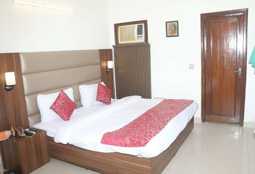 חדר דלוקס, The Paramont, Delhi