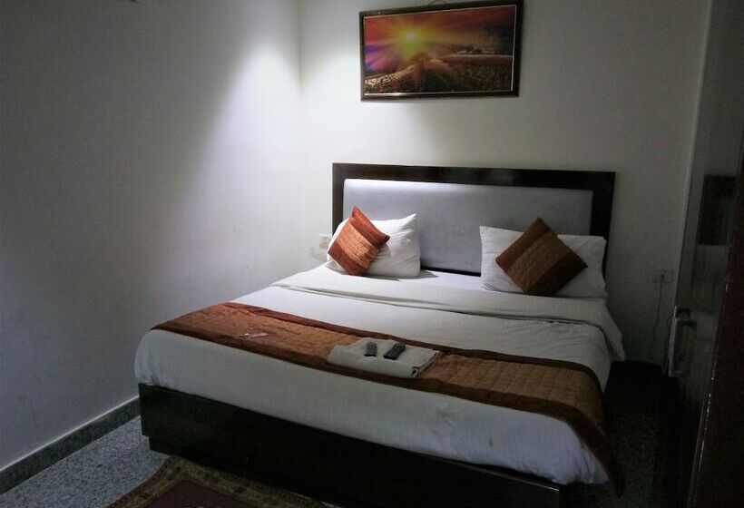 חדר דלוקס, The Paramont, Delhi