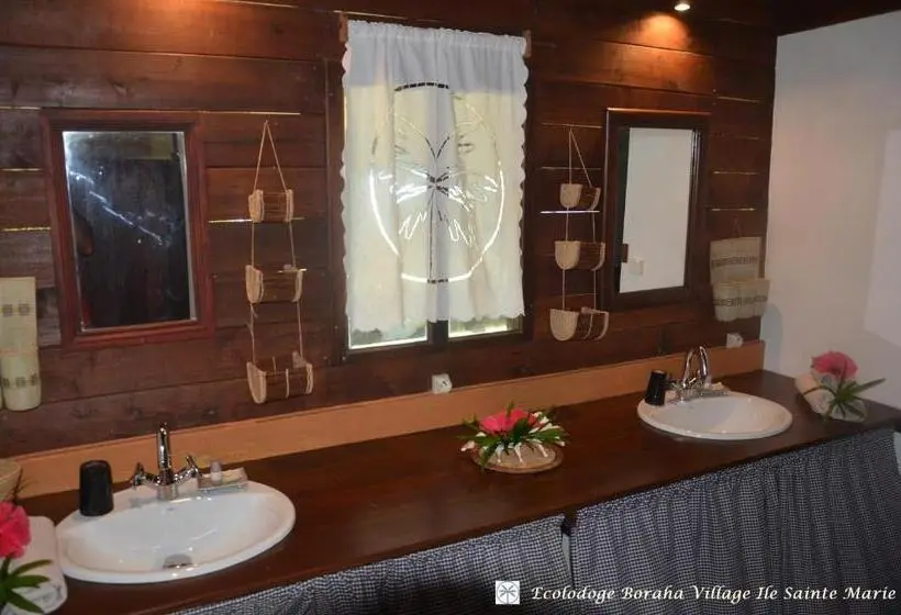 بنگله خانوادگی, Boraha Village Ecolodge