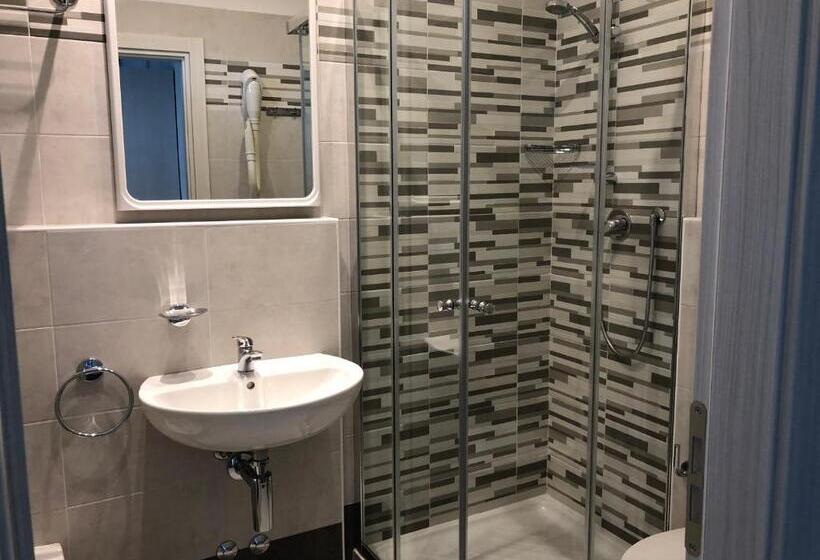 اتاق استاندارد سه نفره, Kim