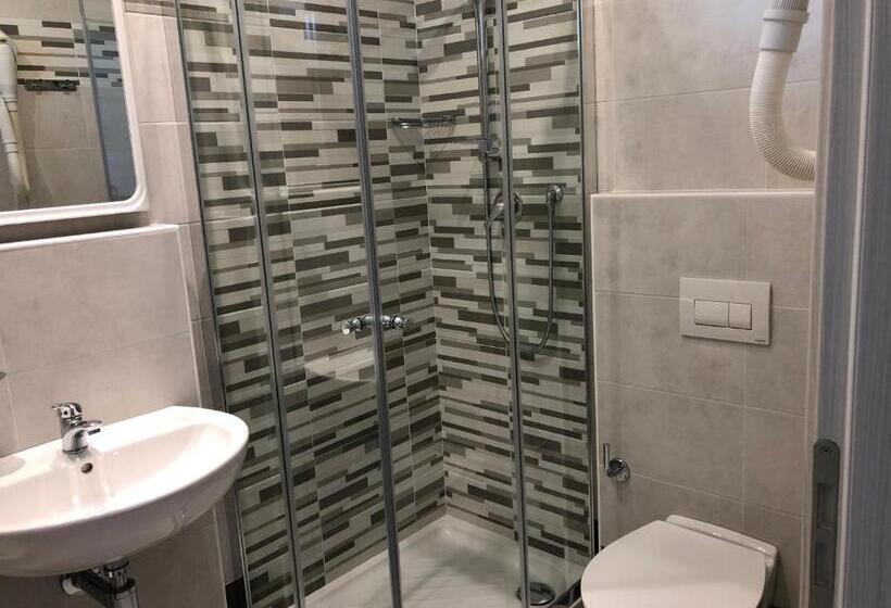 اتاق استاندارد سه نفره, Kim