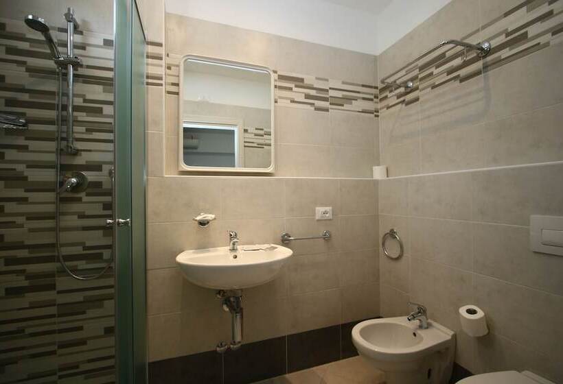 اتاق استاندارد سه نفره, Kim