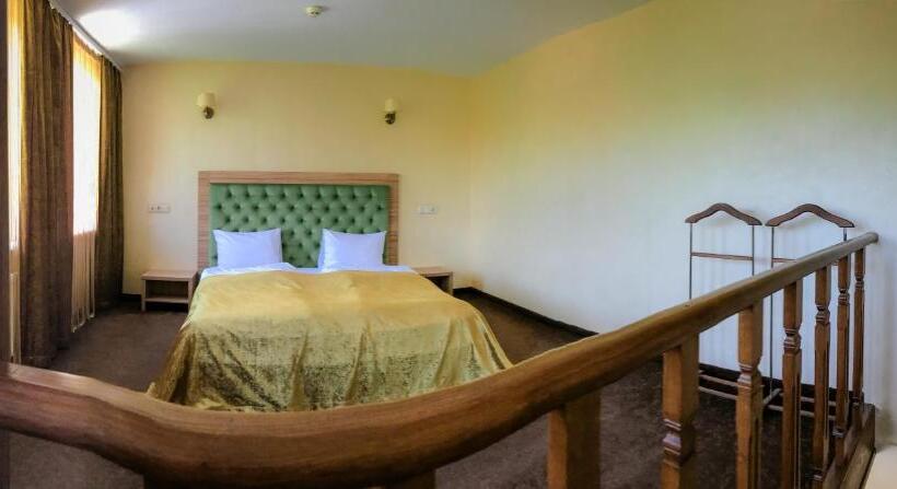 سوییت دوبلکس, Pivdenna Brama