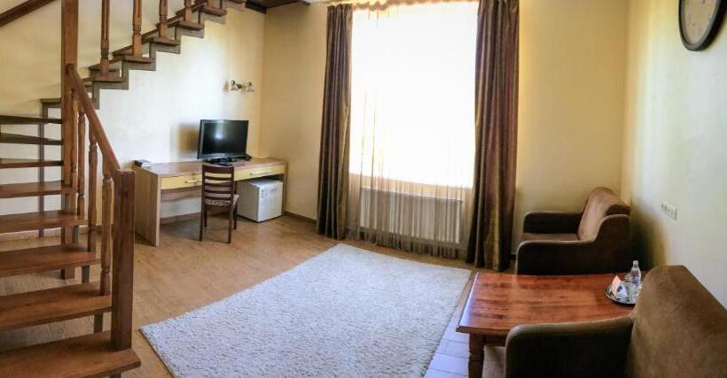 سوییت دوبلکس, Pivdenna Brama