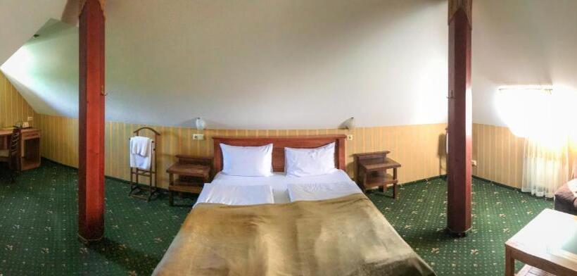 اتاق لوکس سه تخته, Pivdenna Brama