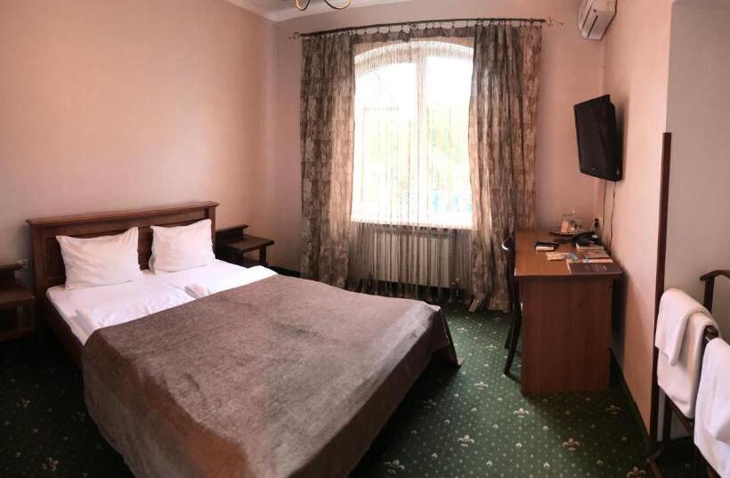 اتاق استاندارد, Pivdenna Brama