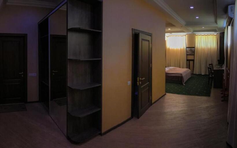 اتاق لوکس سه تخته, Pivdenna Brama