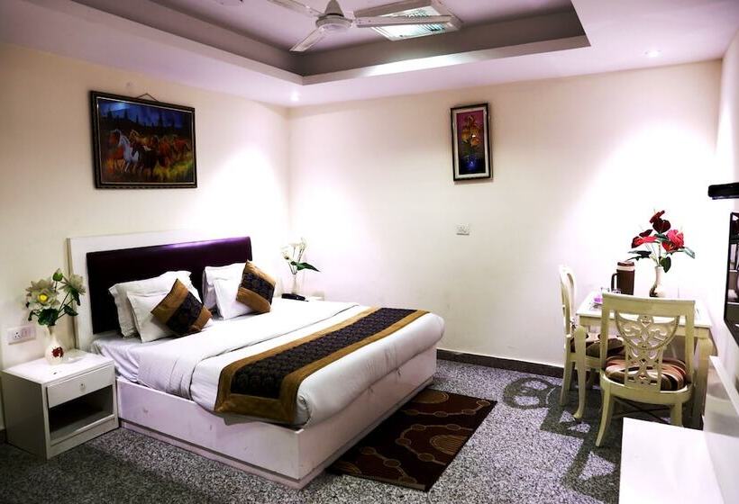 חדר דלוקס, The Paramont, Delhi