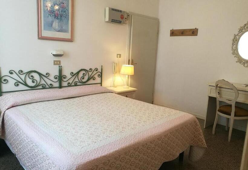 غرفة قياسية, Villa La Fonte