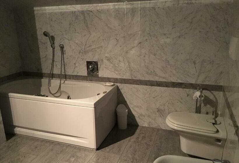 带按摩浴盆的套房, B&b Villa Valchero