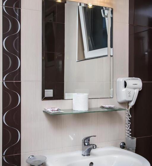 اتاق استاندارد سه نفره, Family Hotel Adena