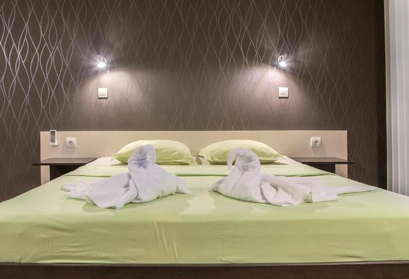 اتاق استاندارد سه نفره, Family Hotel Adena