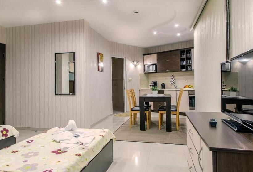 海の見えるスタンダードスタジオ, Family Hotel Adena