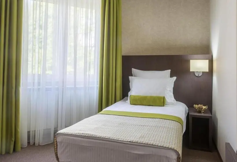 Standard Room, Alex