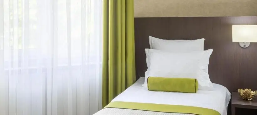 Standard Room, Alex