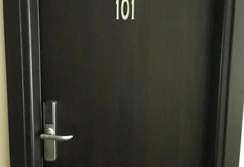Standard Room, Alex