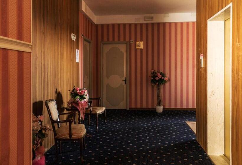 スタンダードトリプルルーム, Fabius