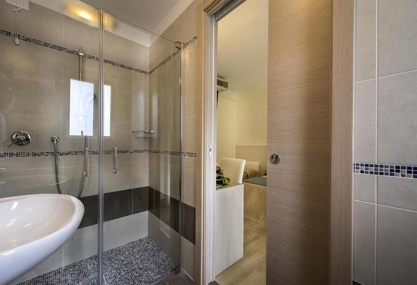 חדר סטנדרט לשלושה עם מרפסת, Hollywoods