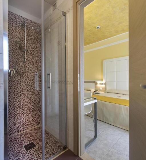 חדר סטנדרט לשלושה עם מרפסת, Hollywoods