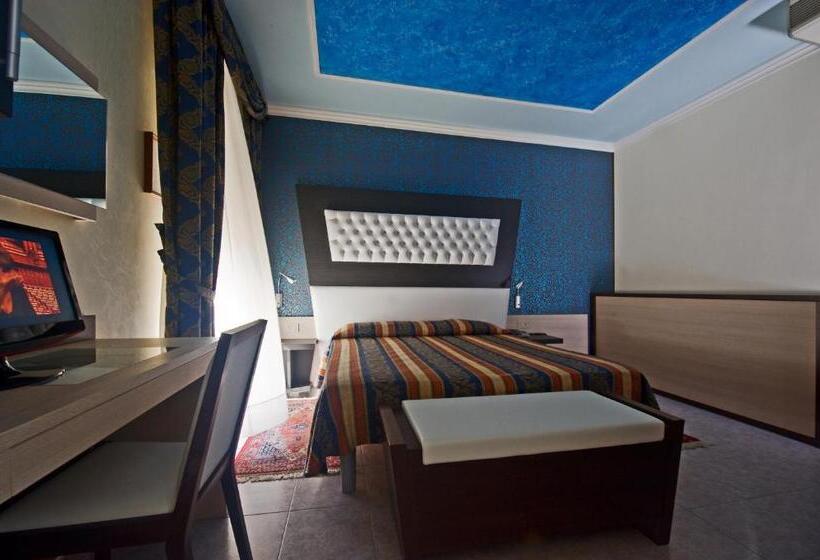 חדר סטנדרט לשלושה עם מרפסת, Hollywoods